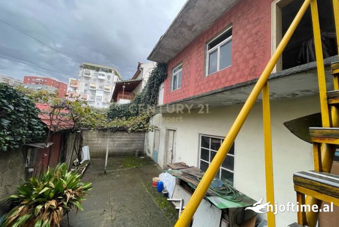 Shtepi ne shitje Shtepi Private ne Tirane, 4+1, Mobilimi Bosh, pa mobiluar, Pagesa 150,000  Euro.