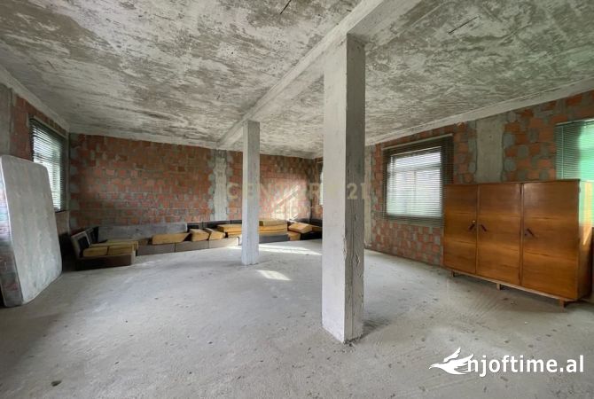 Shtepi ne shitje Shtepi Private ne Tirane, 4+1, Mobilimi Bosh, pa mobiluar, Pagesa 150,000  Euro.