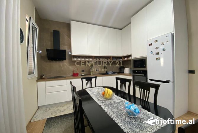 Casa in vendita 6+1 a Tirana - 300,000 Euro