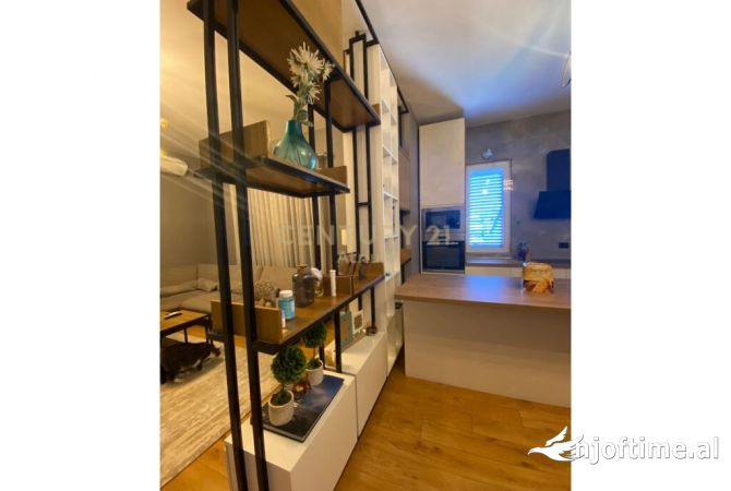 Shtepi ne shitje Shtepi Private ne Tirane, 6+1, Mobilimi E mobiluar, Pagesa 300,000  Euro.