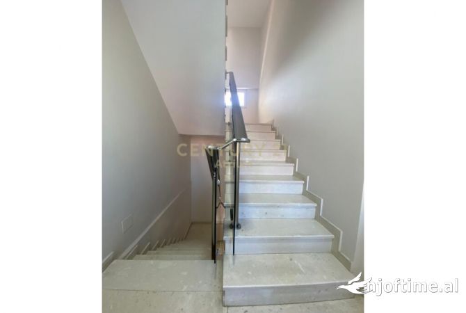 Shtepi ne shitje Shtepi Private ne Tirane, 6+1, Mobilimi E mobiluar, Pagesa 300,000  Euro.