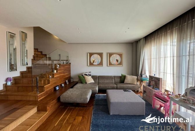 Shtepi ne shitje Vila Luksoze ne Tirane, 4+1, Mobilimi E mobiluar, Pagesa 770,000  Euro.