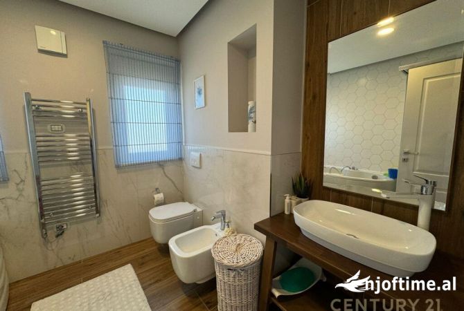 Shtepi ne shitje Vila Luksoze ne Tirane, 4+1, Mobilimi E mobiluar, Pagesa 770,000  Euro.