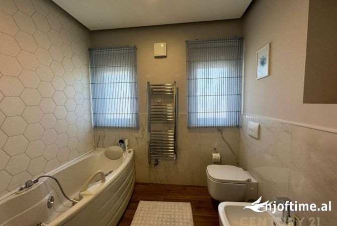 Shtepi ne shitje Vila Luksoze ne Tirane, 4+1, Mobilimi E mobiluar, Pagesa 770,000  Euro.