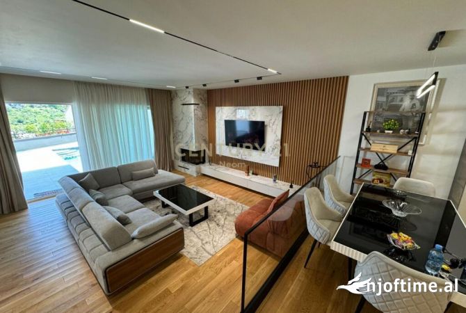 Shtepi ne shitje Vila Luksoze ne Tirane, 4+1, Mobilimi E mobiluar, Pagesa 880,000  Euro.