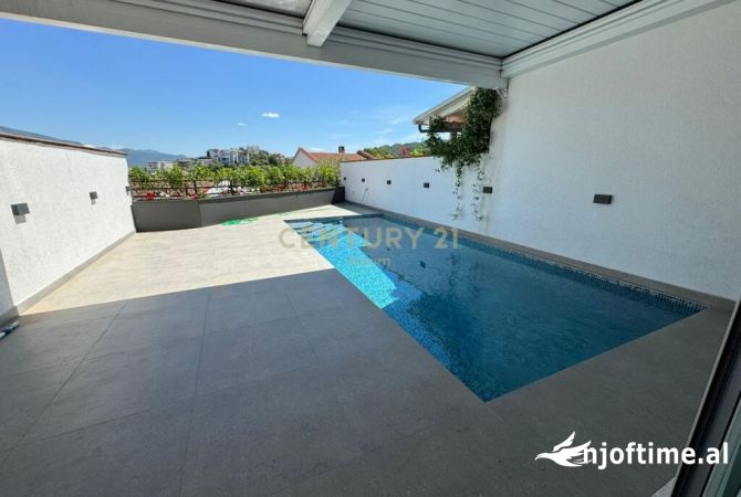 Shtepi ne shitje Vila Luksoze ne Tirane, 4+1, Mobilimi E mobiluar, Pagesa 880,000  Euro.