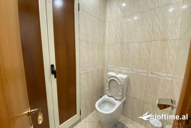 Japim Me Qira Ambient Per Zyra Tek Kullat Binjake!  Tirana, Albania