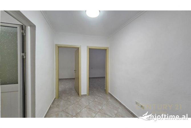 Shtepi ne shitje Apartament ne Tirane, 1+1, Mobilimi Bosh, pa mobiluar, Pagesa 88,000  Euro.