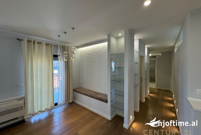 Shtepi ne shitje Apartament ne Tirane, 3+1, Mobilimi Pjeserisht e mobiluar, Pagesa 1,000,000  Euro.