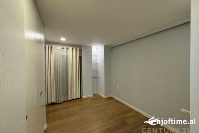Shtepi ne shitje Apartament ne Tirane, 3+1, Mobilimi Pjeserisht e mobiluar, Pagesa 1,000,000  Euro.