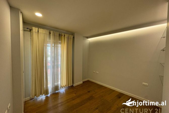 Shtepi ne shitje Apartament ne Tirane, 3+1, Mobilimi Pjeserisht e mobiluar, Pagesa 1,000,000  Euro.