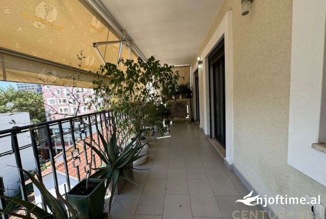 Shtepi ne shitje Apartament ne Tirane, 3+1, Mobilimi Pjeserisht e mobiluar, Pagesa 1,000,000  Euro.