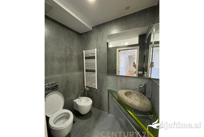 Shtepi ne shitje Apartament ne Tirane, 3+1, Mobilimi Pjeserisht e mobiluar, Pagesa 1,000,000  Euro.