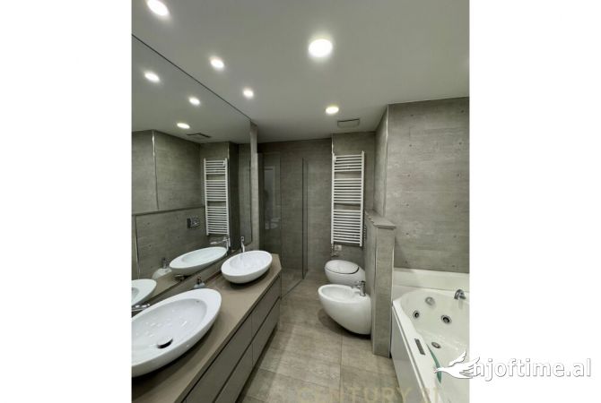 Shtepi ne shitje Apartament ne Tirane, 3+1, Mobilimi Pjeserisht e mobiluar, Pagesa 1,000,000  Euro.