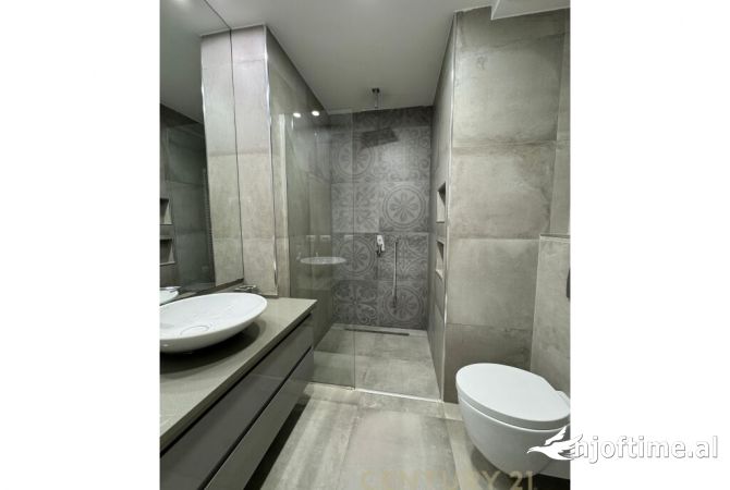 Shtepi ne shitje Apartament ne Tirane, 3+1, Mobilimi Pjeserisht e mobiluar, Pagesa 1,000,000  Euro.