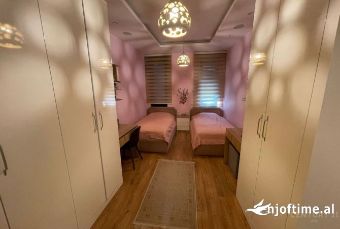 Shtepi ne shitje Apartament ne Tirane, 3+1, Mobilimi E mobiluar, Pagesa 540,000  Euro.