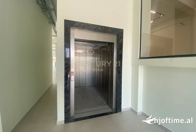 JEPET ME QIRA GODINE MULTIFUNKSIONALE TE CASA ITALIA  Tirana, Albania