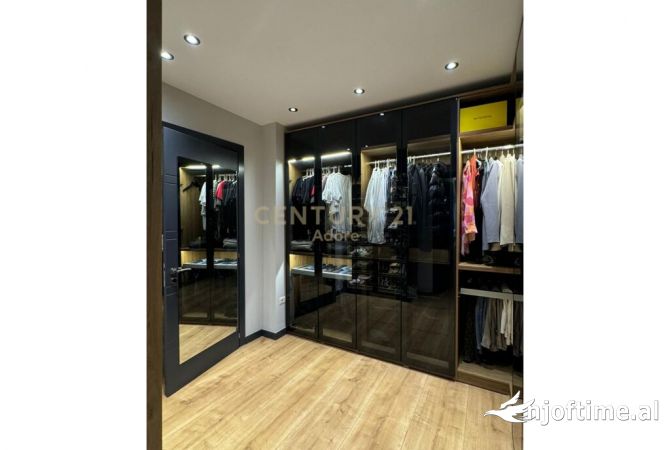 Shtepi ne shitje Apartament ne Tirane, 3+1, Mobilimi E mobiluar, Pagesa 239,000  Euro.