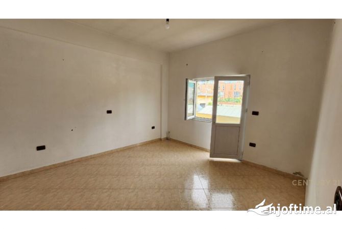 Ambient biznesi me qera 3+1 ne Tirane - 500 Euro