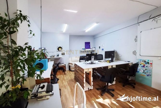 Jepet me qira ambient i mobiluar per zyra te Stacioni i Trenit, Tirane
