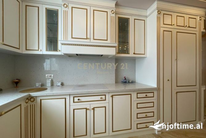 Penthouse (panoramic top floor) for sale in Tirana 4+1, Furnished