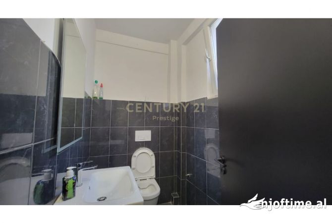 Okazion - OBJEKT SHERBIMI 4 KATESH NE SHITJE E VENDOSUR TEK RRUGA BARRIKADAVE, TIRANE