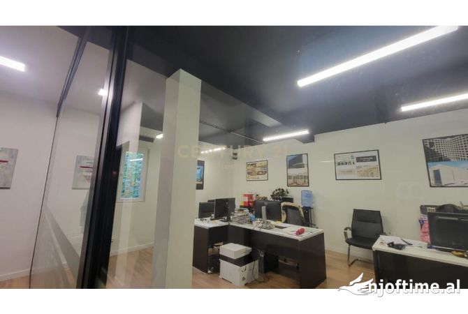 Okazion - OBJEKT SHERBIMI 4 KATESH NE SHITJE E VENDOSUR TEK RRUGA BARRIKADAVE, TIRANE