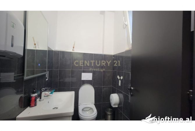 Okazion - OBJEKT SHERBIMI 4 KATESH NE SHITJE E VENDOSUR TEK RRUGA BARRIKADAVE, TIRANE