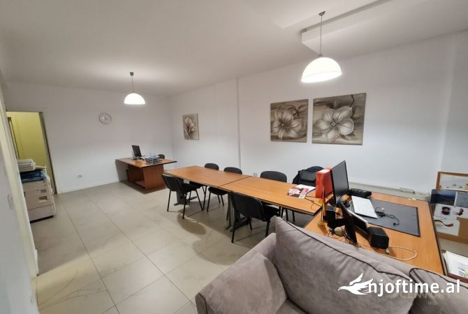 Shtepi ne shitje Apartament ne Tirane, 5+1, Mobilimi E mobiluar, Pagesa 820,000  Euro.