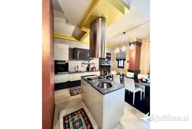 Shtepi ne shitje Apartament ne Tirane, 2+1, Mobilimi E mobiluar, Pagesa 530,000  Euro.