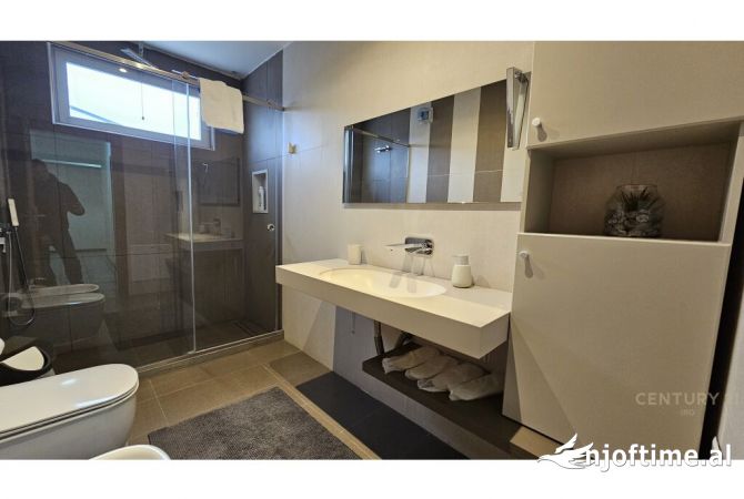 Shtepi ne shitje Apartament ne Tirane, 3+1, Mobilimi E mobiluar, Pagesa 640,000  Euro.