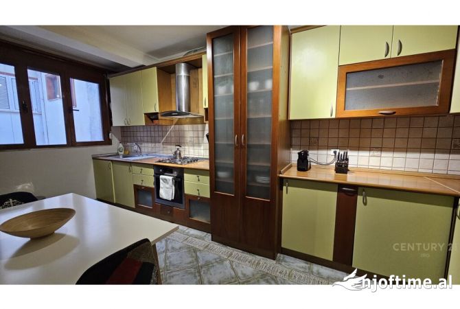 Shtepi ne shitje Apartament ne Tirane, 3+1, Mobilimi E mobiluar, Pagesa 640,000  Euro.