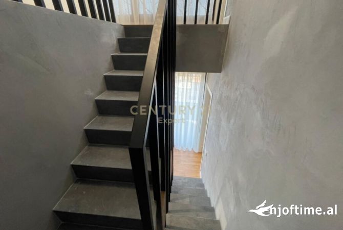 Shtepi me qera Duplex(shtepi me 2 kate) ne Tirane, 2+1, Mobilimi E mobiluar, Pagesa 2,000  Euro.