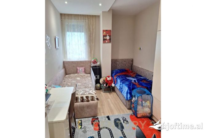 Shtepi ne shitje Apartament ne Tirane, 2+1, Mobilimi E mobiluar, Pagesa 230,000  Euro.