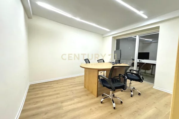 ZYRE PER QIRA TEK PIAZZA, TIRANE