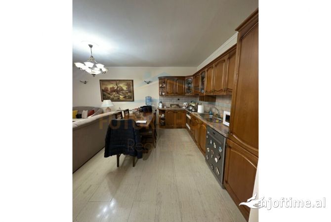 Shtepi me qera Apartament ne Tirane, 3+1, Mobilimi E mobiluar, Pagesa 1,000  Euro.