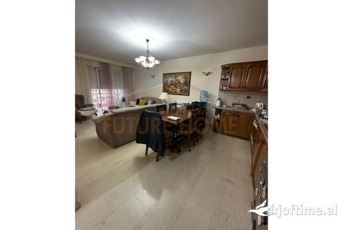 Shtepi ne shitje Apartament ne Tirane, 3+1, Mobilimi E mobiluar, Pagesa 300,000  Euro.