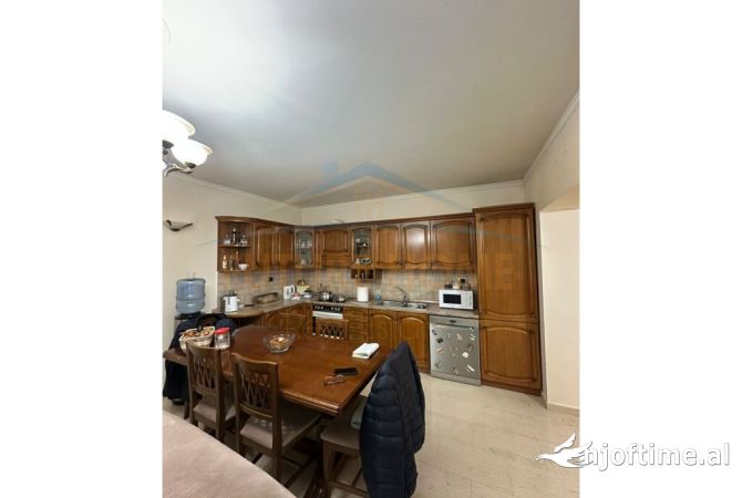 Shtepi ne shitje Apartament ne Tirane, 3+1, Mobilimi E mobiluar, Pagesa 300,000  Euro.