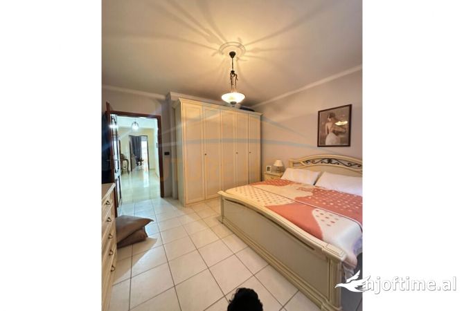 Shtepi ne shitje Apartament ne Tirane, 3+1, Mobilimi E mobiluar, Pagesa 300,000  Euro.