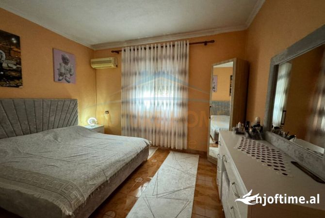 Shtepi ne shitje Apartament ne Tirane, 4+1, Mobilimi E mobiluar, Pagesa 260,000  Euro.