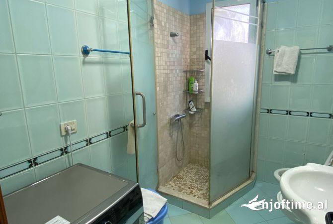 Shtepi ne shitje Apartament ne Tirane, 3+1, Mobilimi E mobiluar, Pagesa 185,000  Euro.