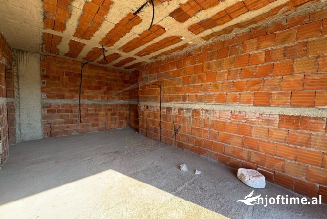 Shtepi ne shitje Apartament ne Tirane, 2+1, Mobilimi Bosh, pa mobiluar, Pagesa 73,000  Euro.