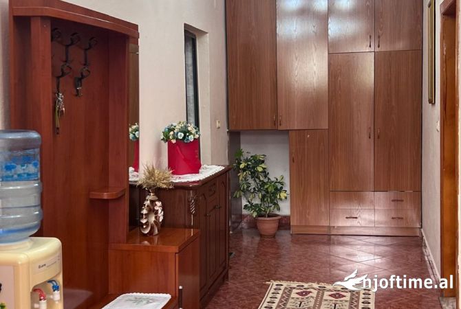 Shtepi me qera Apartament ne Tirane, 2+1, Mobilimi E mobiluar, Pagesa 50,000  Leke.