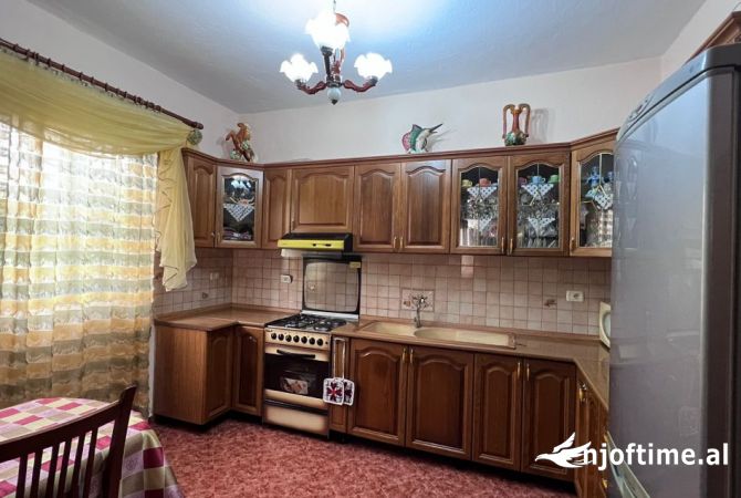 Shtepi me qera Apartament ne Tirane, 2+1, Mobilimi E mobiluar, Pagesa 50,000  Leke.