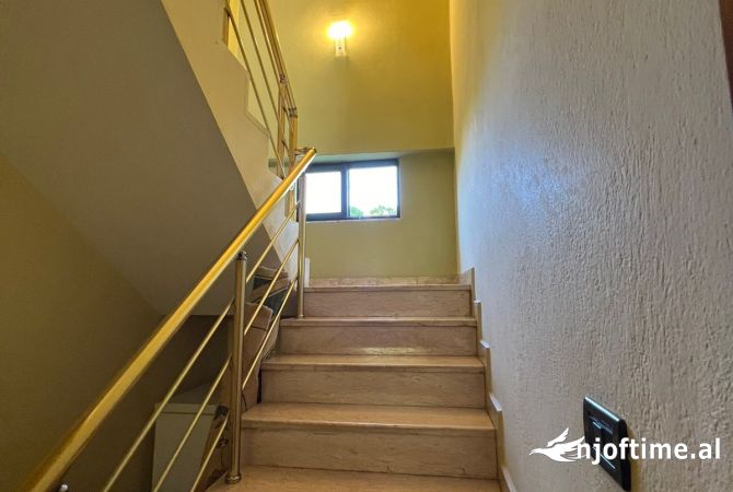 Shtepi me qera Vila Luksoze ne Tirane, 3+1, Mobilimi E mobiluar, Pagesa 700  Euro.