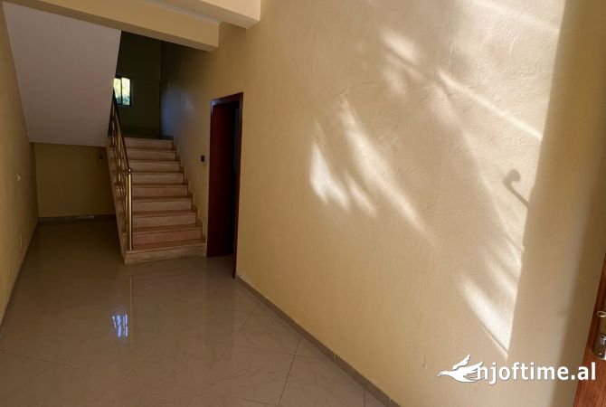 Shtepi me qera Vila Luksoze ne Tirane, 3+1, Mobilimi E mobiluar, Pagesa 700  Euro.