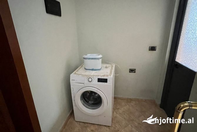 Shtepi me qera Vila Luksoze ne Tirane, 3+1, Mobilimi E mobiluar, Pagesa 700  Euro.