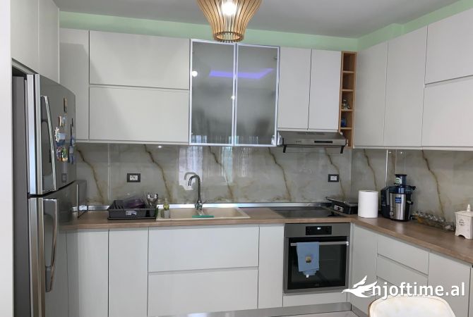 Shtepi ne shitje Apartament ne Tirane, 3+1, Mobilimi E mobiluar, Pagesa 145,000  Euro.