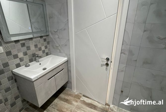 Shtepi ne shitje Apartament ne Tirane, 2+1, Mobilimi Bosh, pa mobiluar, Pagesa 170,000  Euro.