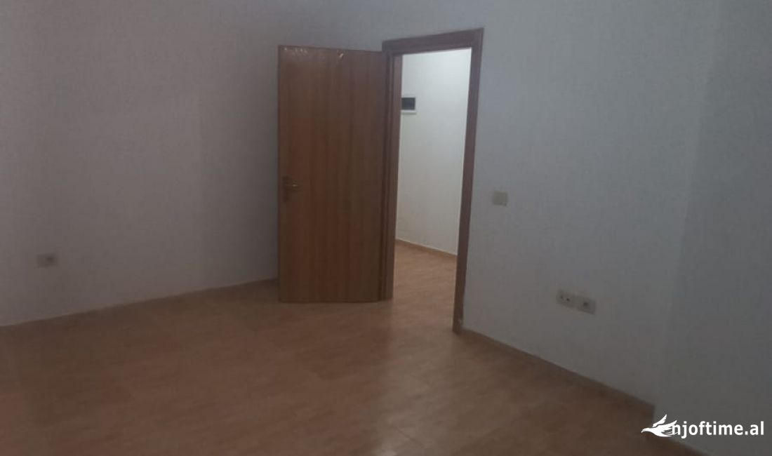 Shtepi ne shitje Apartament ne Tirane, 3+1, Mobilimi Bosh, pa mobiluar, Pagesa 1,930,000  Euro.